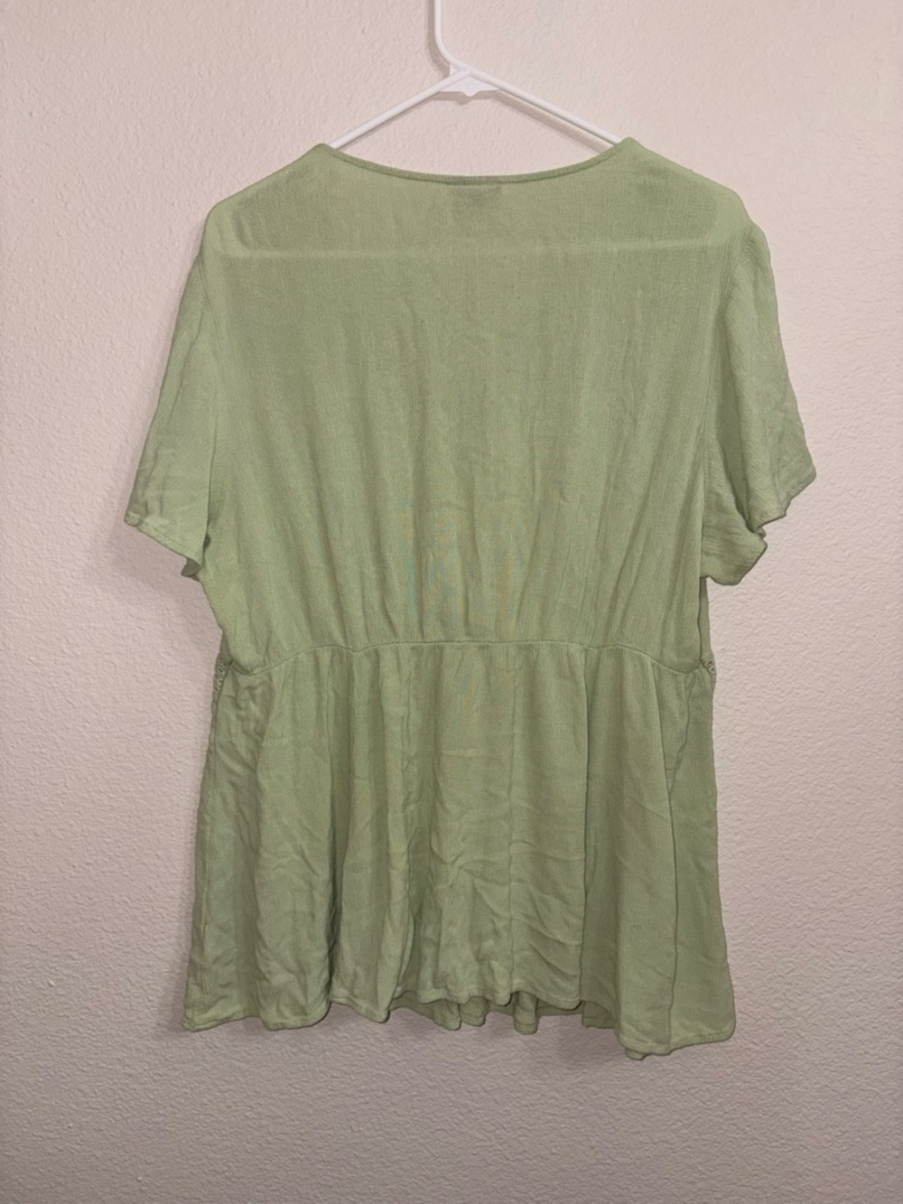 Women’s Torrid Sage Green Lace Trim Boho Blouse Size 1 Plus - Picture 3 of 3